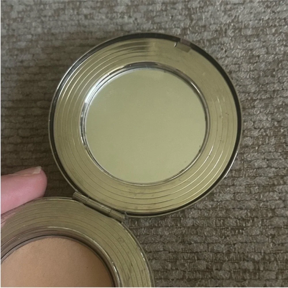 MAC Hello Kitty Compact Mirror Kouture medium plus sheer mystery powder Vintage